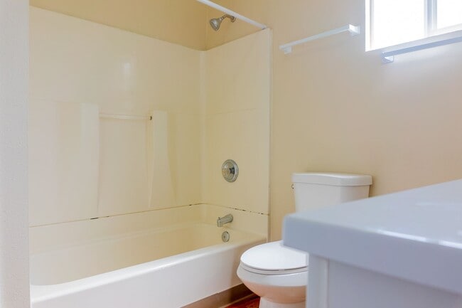 Building Photo - Spacious 3 bedroom / 2 bathroom single family home available in Tacoma!