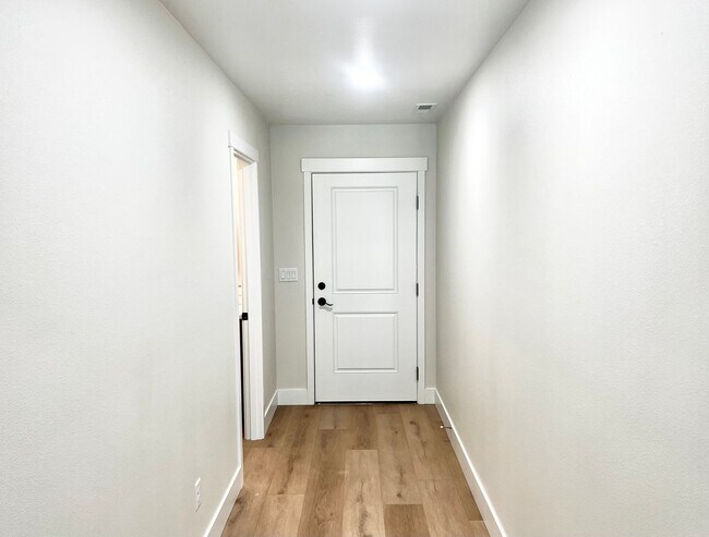 Building Photo - 609 N Rd 34