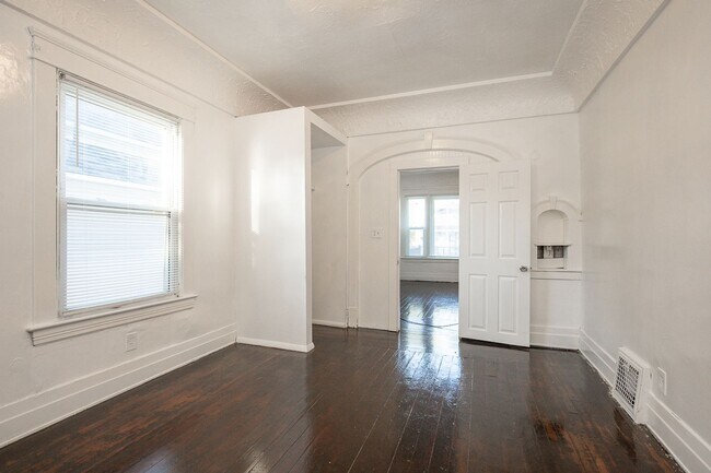 Building Photo - 1025 W 23rd St