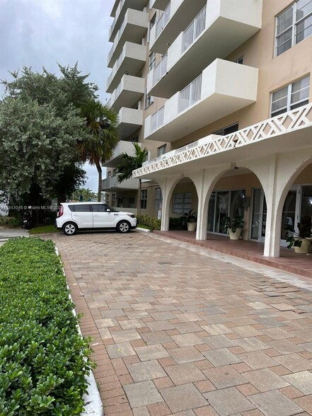 Building Photo - 1455 N Treasure Dr
