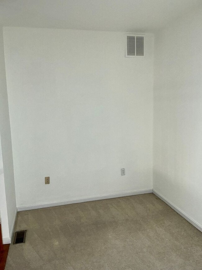 Building Photo - Very well maintained 2 bedroom 2 full 2 half upper floor condo with loft, located in the desired ...