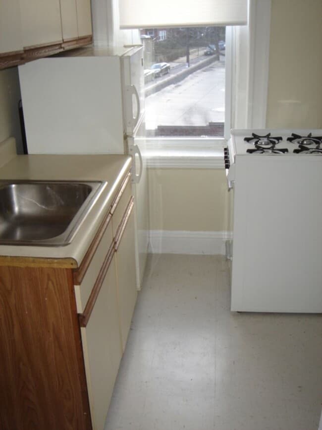 Building Photo - Renovated May 1 Studio NO FEE Heat HW inc Students ok  Seconds to Green line