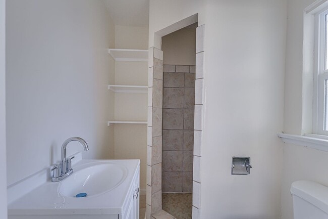 Building Photo - 2 bed 1 bath in Oildale!