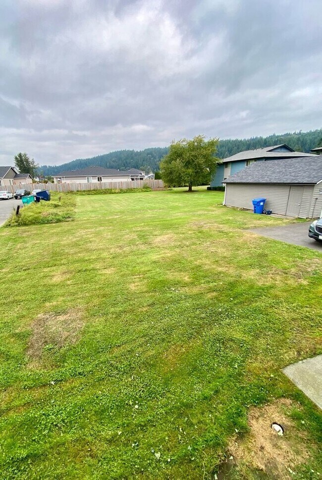 Building Photo - 15721 Main St E