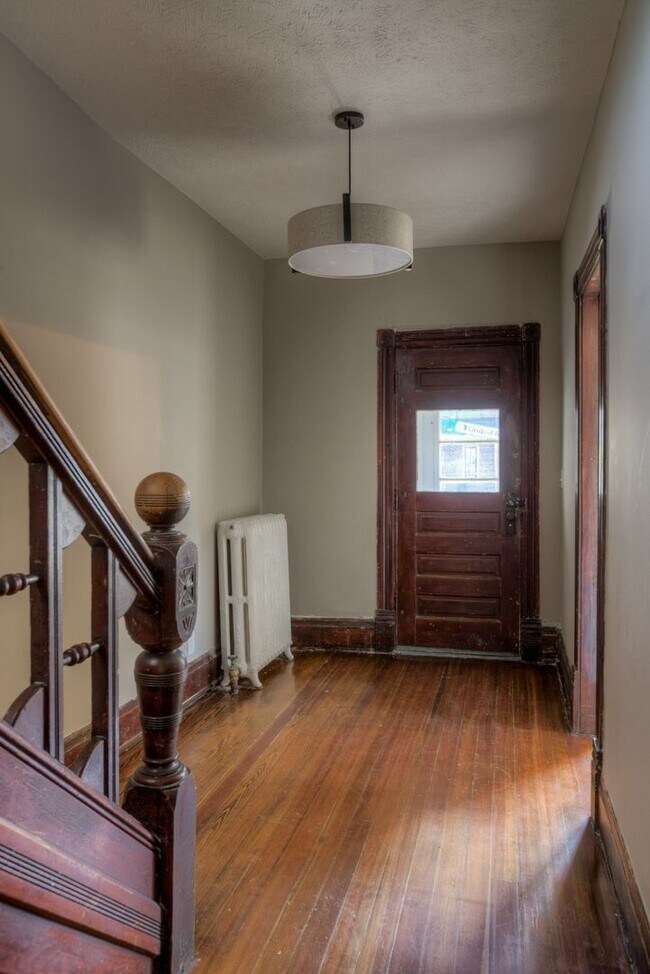 Building Photo - 5 Bedroom 2.5 Bath Midtown Home