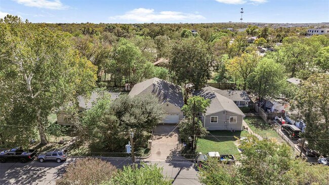 Building Photo - 409 E Austin Ave