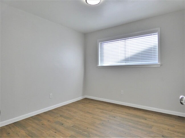 Building Photo - 606 Golfview Dr