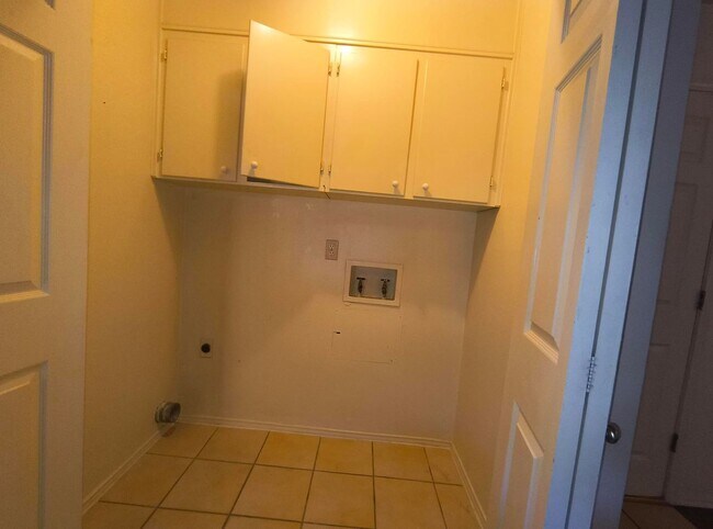 Building Photo - 2 bed/2 bath home in a great location, AVAILABLE NOW!