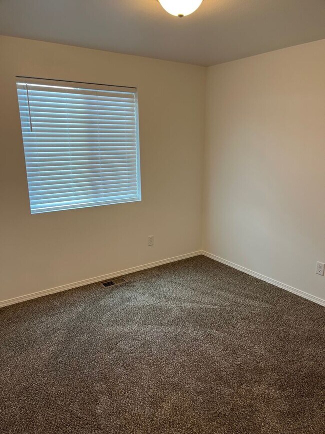Building Photo - Pending Applications!! 4 Bedroom Home in Park Orchard Neighborhood
