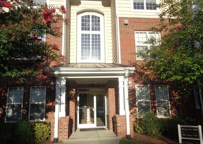 Building Photo - 914 Providence Glen Dr