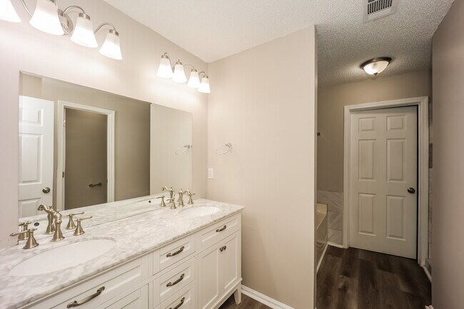 Building Photo - 8144 Green Garden Dr