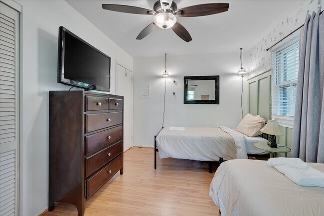 Building Photo - 409 Northclift Dr