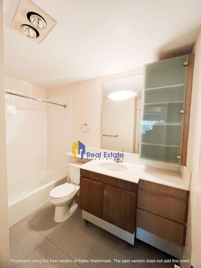 Building Photo - Pet friendly one bedroom condo available in the sought after Oasis Community in Bellevue