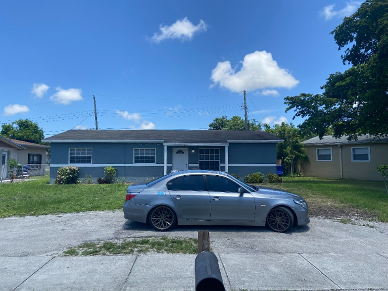 Primary Photo - 2460 NW 30th Way