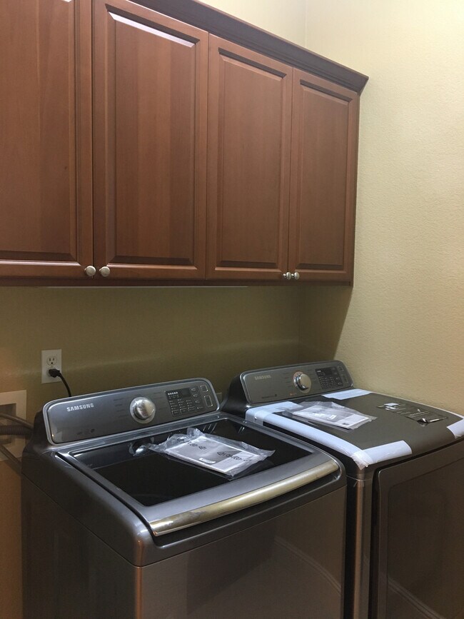 Building Photo - Gorgeous Folsom Home close to shopping,schools, and more!