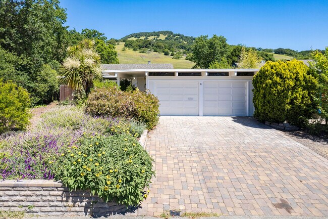 Primary Photo - 81 Sotelo Way