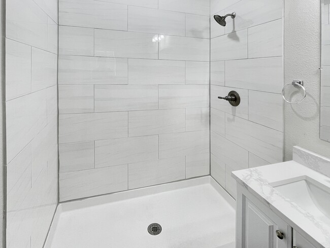 Building Photo - 3215 Chenault St