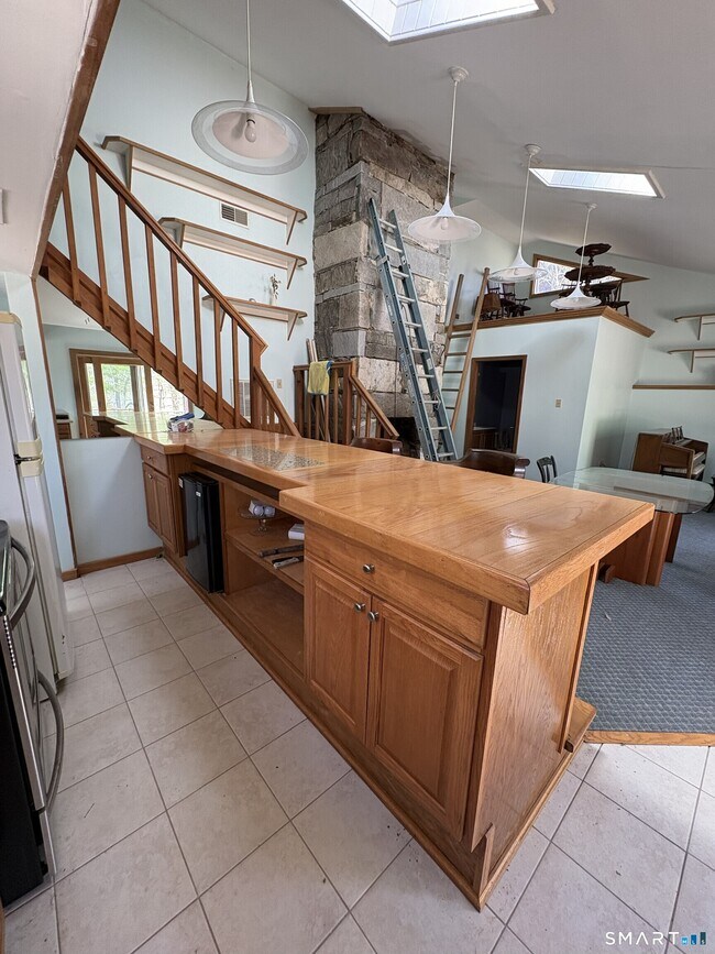 Building Photo - 40 Looking Glass Hill Rd