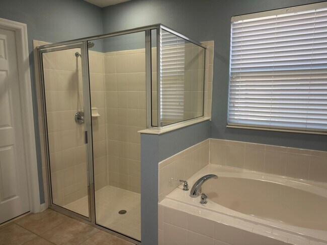 Building Photo - 5-Bed / 4.5 Bath Pool Home Available Now!