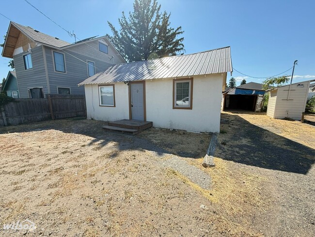 Building Photo - 3-Bedroom 1 - Bathroom Home Near Local Ame...