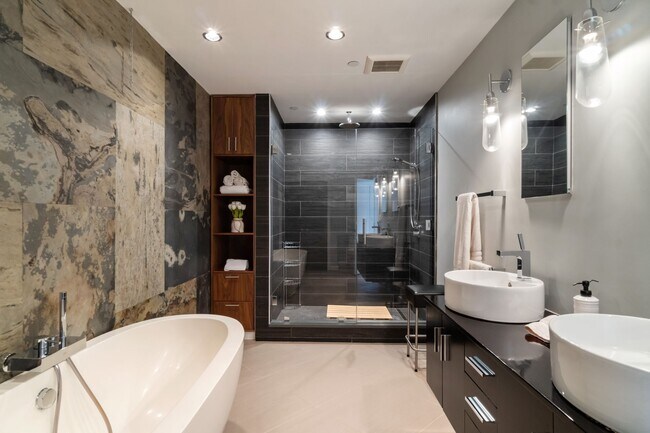 Building Photo - 136 Arlington St