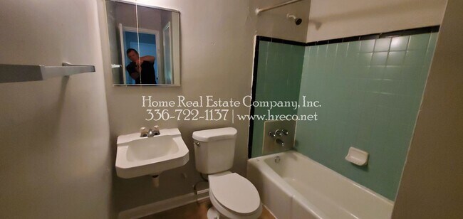 Building Photo - 2336 N Cherry St