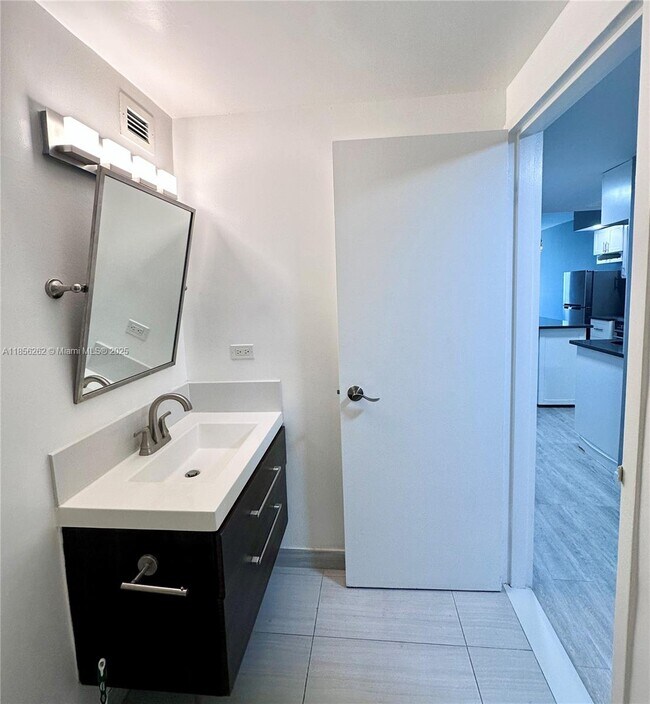 Building Photo - 999 Brickell Bay Dr