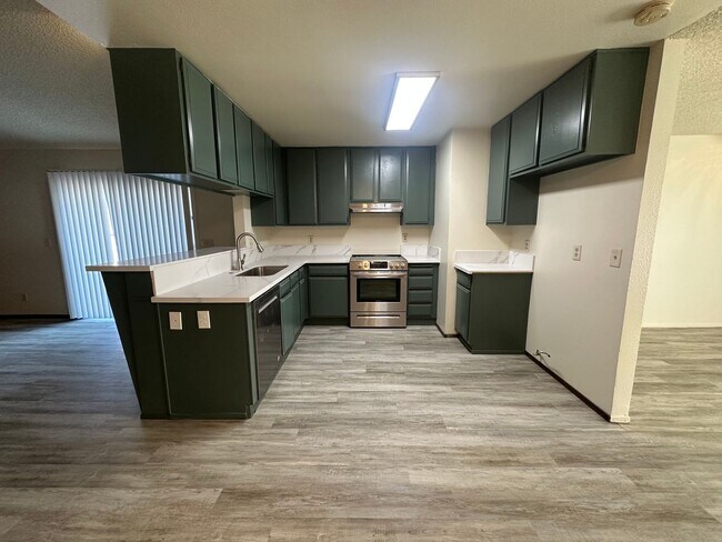 Building Photo - 3 Bedroom 2 Bathroom Home with Yard