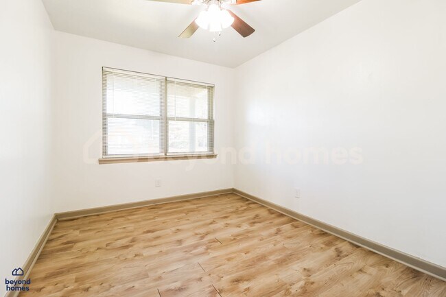 Building Photo - Amazing 4 Bedroom Home with Stunning Lakefront Views - Ready for You to Move-In!