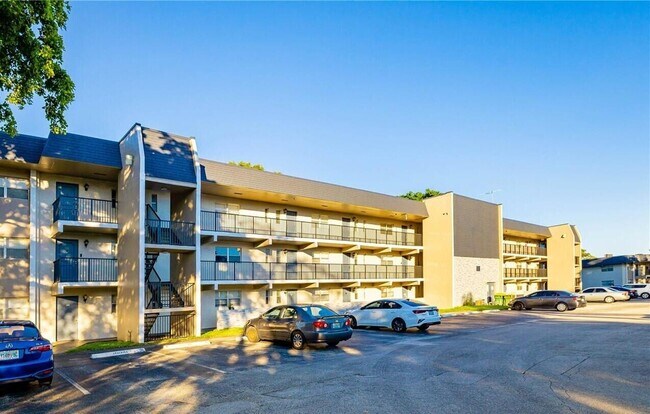 Primary Photo - 7911 N Colony Cir