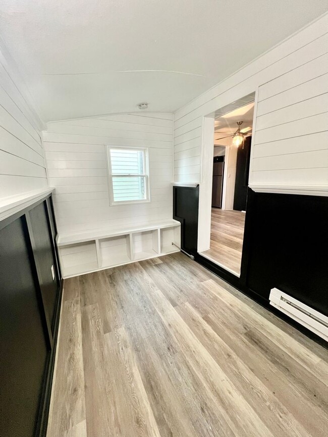 Building Photo - 3 Bedroom 2 Bath City Home Available