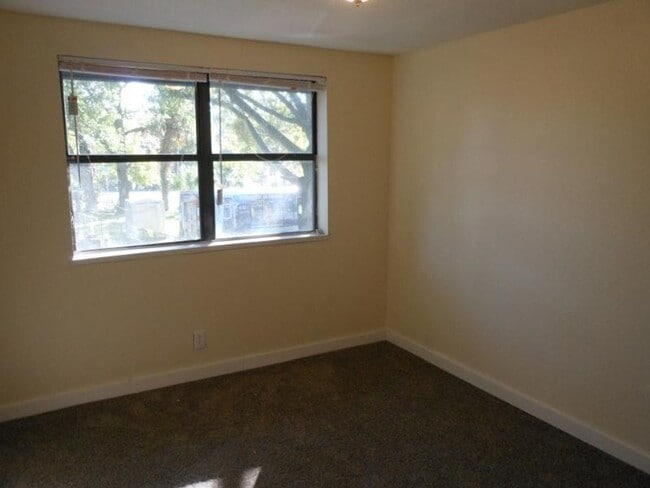Building Photo - Affordable 2 Bed/ 1 Bath Townhome Style Unit Available Now! Move in Ready!