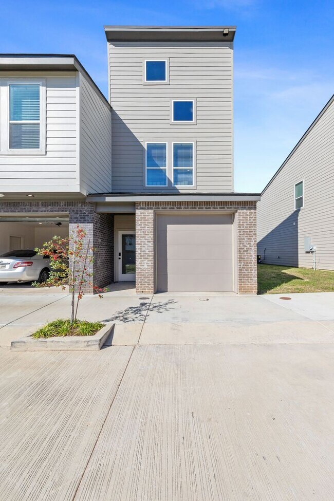 Building Photo - 500 Highland Oaks Ln