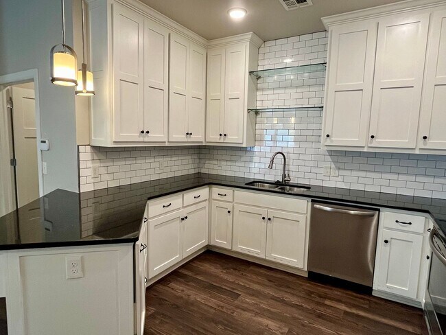 Building Photo - Large 3 Bed, 2 Bath in Beautifully Well-Ma...