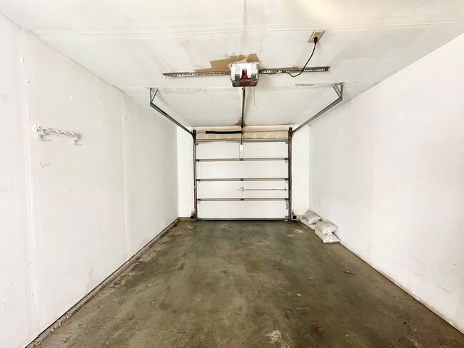 Building Photo - Introducing the Perfect Townhouse Steps Away from Central WA University!