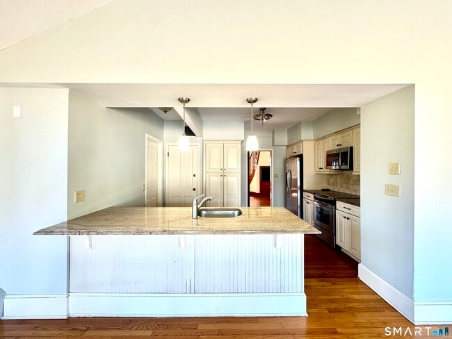 Building Photo - 2 Meadow Pl