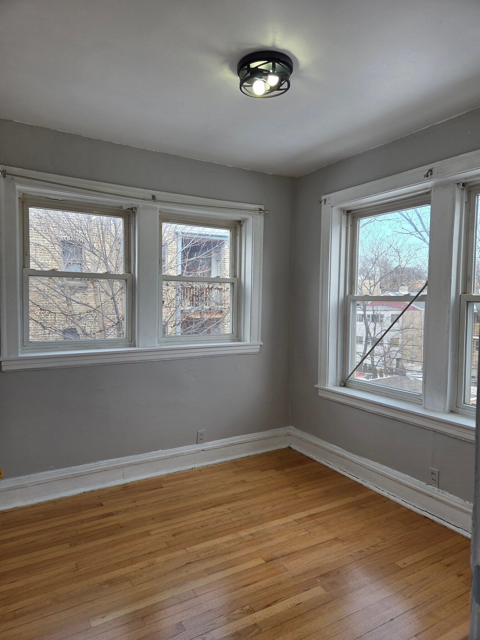 Building Photo - 6433 N Hamilton Ave