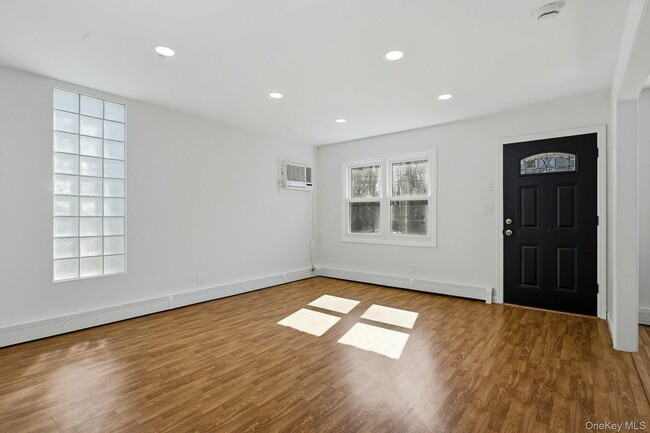 Building Photo - 35 Yennicock Ave