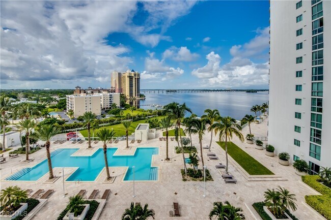 Building Photo - 3000 Oasis Grand Blvd