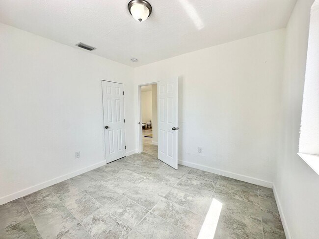 Building Photo - Freshly remodelled 2bed/1bath in a duplex close to Wynwood: for rent now @ $ 2,100.00!