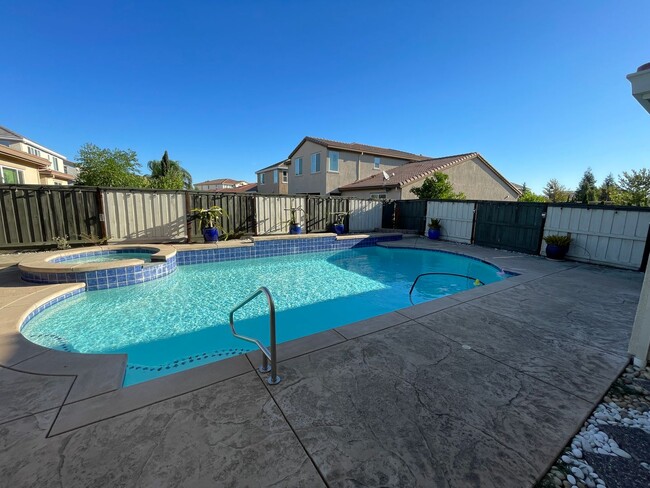 Building Photo - 2024 Newcastle Dr