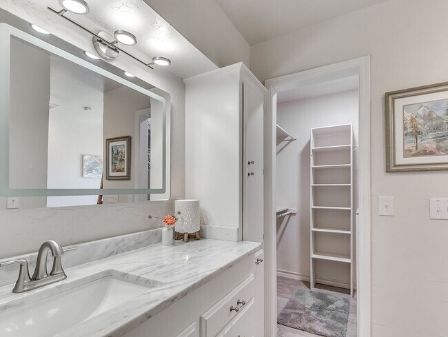 Building Photo - Fully Furnished Short Term Rental