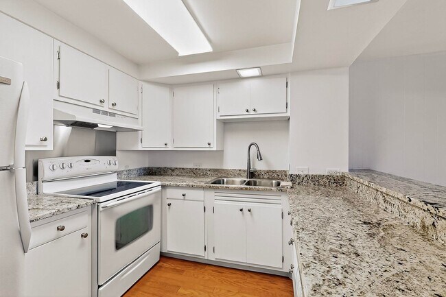 Building Photo - Art Deco Condo 1 Bedroom  1 Bath with cove...