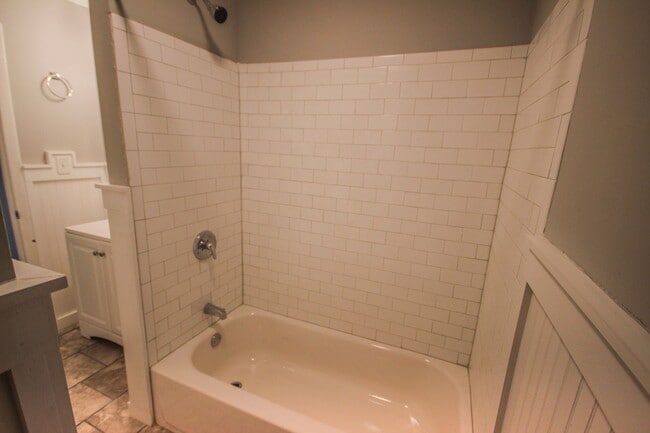 Building Photo - Stylish 2BR Retreat in Vibrant Highland Park Neighborhood!