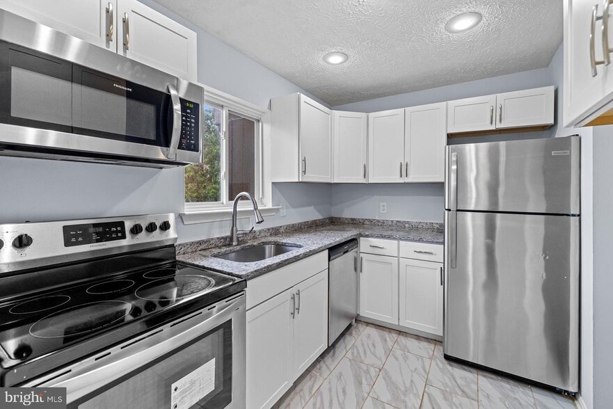 Building Photo - 12000 Hallandale Ter