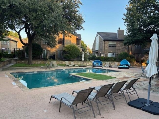 Building Photo - Updated Townhome Condo in Prime Location!