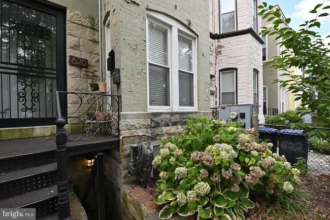 Building Photo - 620 9th St NE