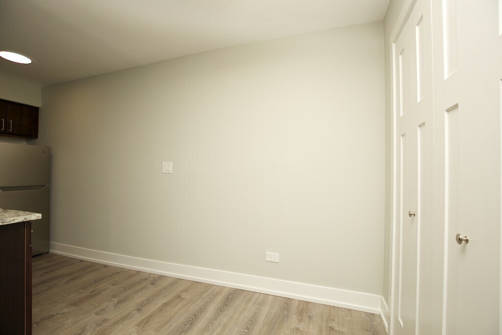 Building Photo - 450 W Barry Ave