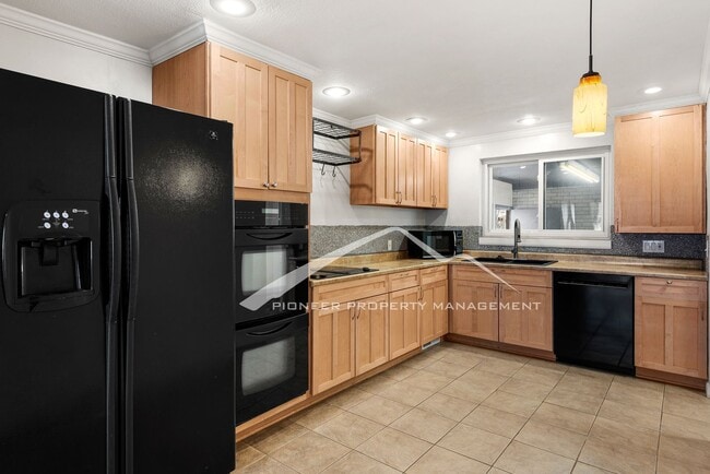 Building Photo - Beautiful Home with Washer/Dryer and Fenced Yard