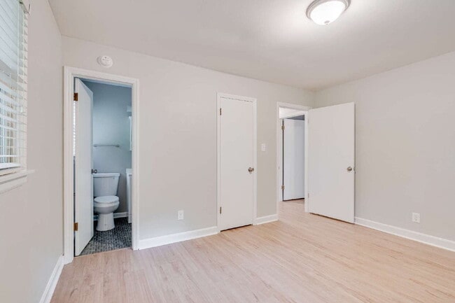 Building Photo - Spacious 3-Bed Ranch Living in Hillsborough